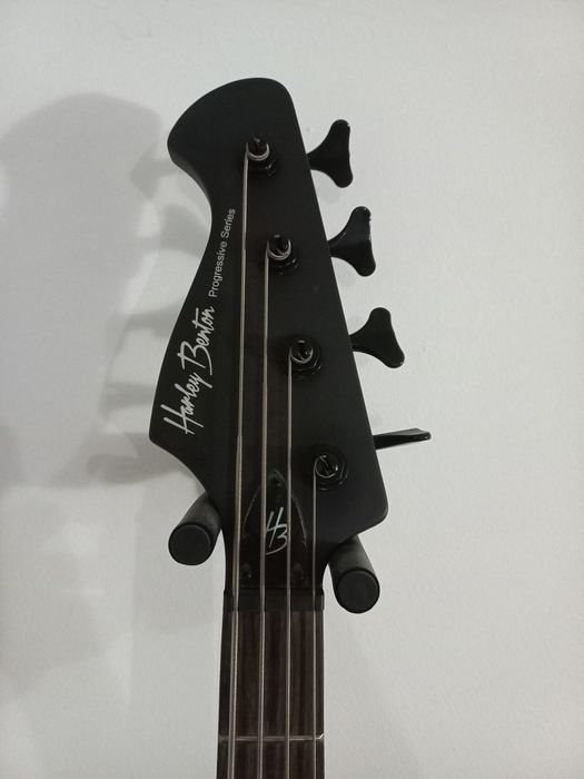 Baixo activo de  4 cordas com amplificador