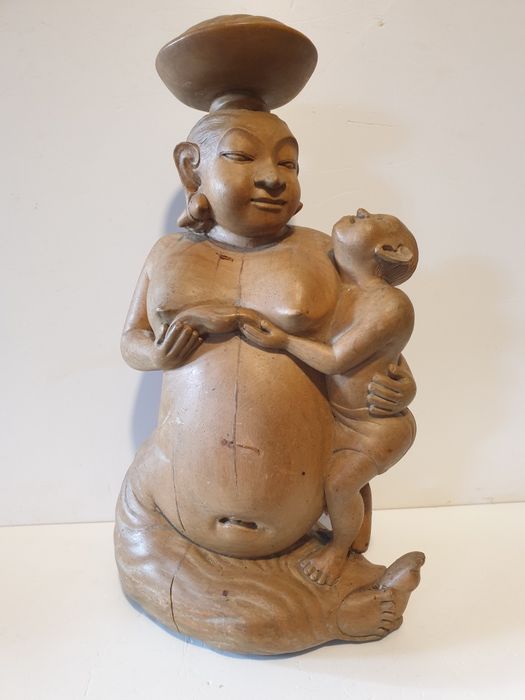 Antiga e rara escultura de Mãe Buda em madeira esculpida