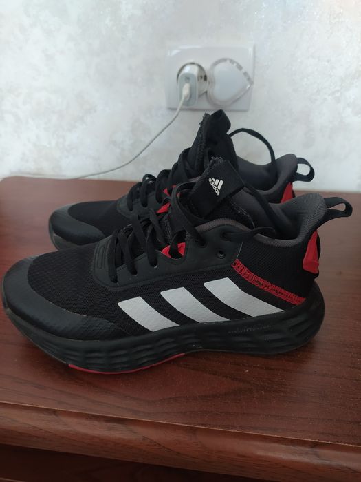 Продам кросівки adidas