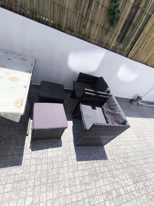 Mesa e cadeiras de jardim