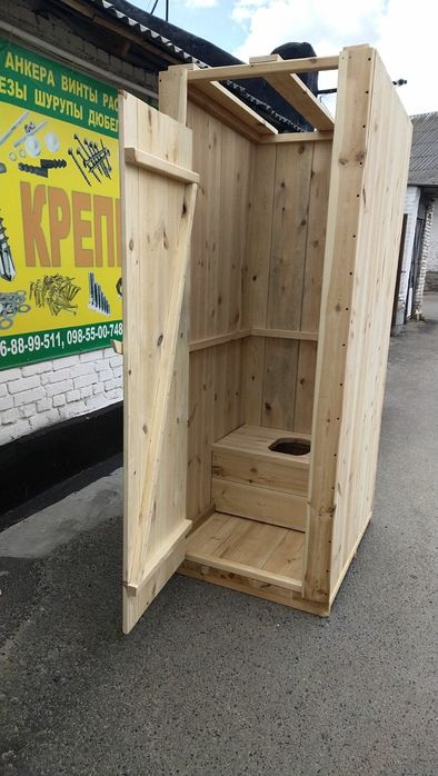 Деревянный садовый туалет