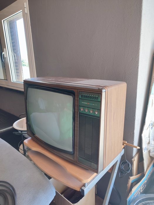 Televisão antiga a cores