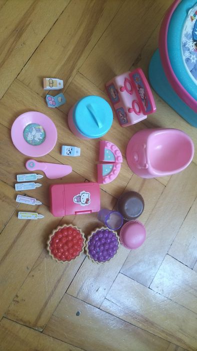 Zabawkowy kosz piknikowy kraina lodu z zestawem zabawkowego jedzenia