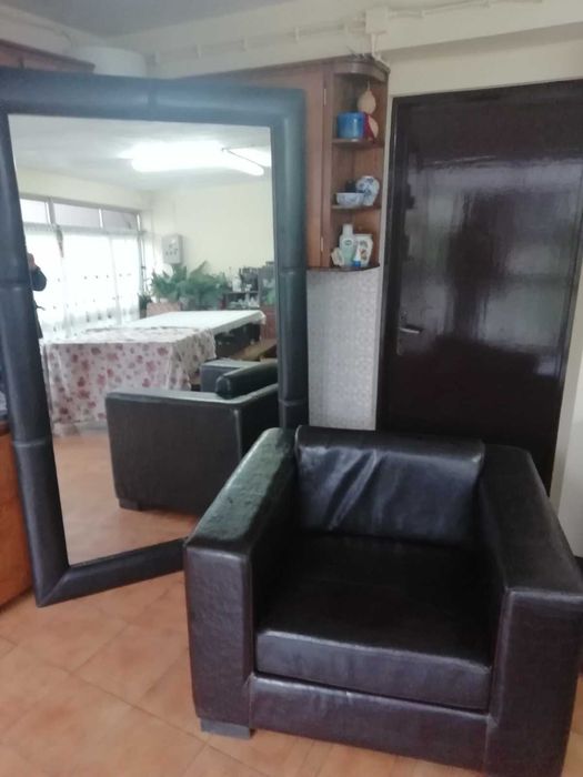 Sofá em pele castanha