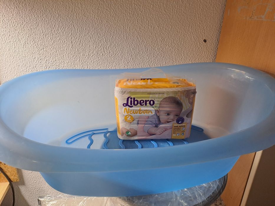 Banheira azul de Bébé e oferta 34 fraldas