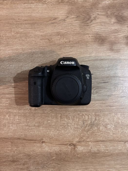 Canon 7D + Lente 75-300mm + Acessórios