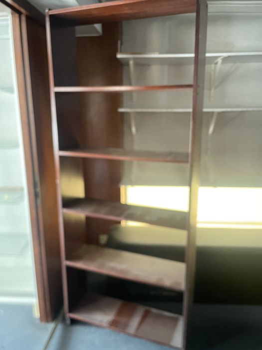 Boa estante folheada a madeira