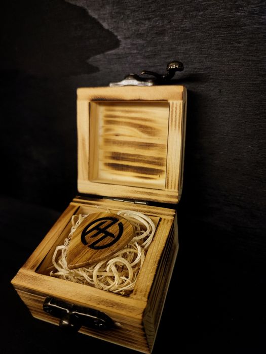 Caixa e palheta de madeira com tema personalizado