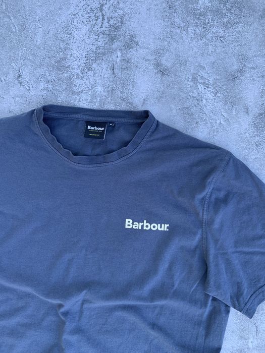 (Розмір L-XL) Стильна чоловіча футболка Barbour з великим принтом на спині