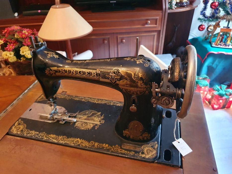 Máquina Costura SINGER Vintage com móvel integrado