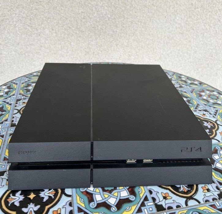 продам Playstation 4