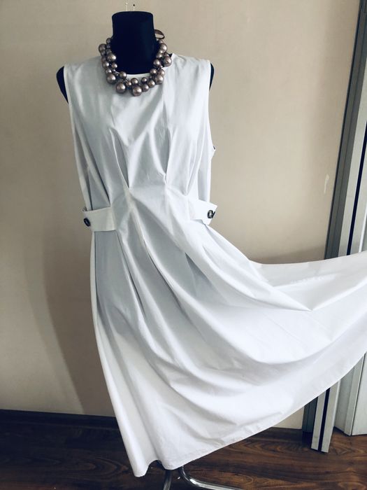 Długa biała sukienka