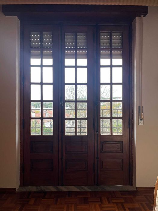 Porta e Janelas em madeira de mogno maciço e vidros intactos