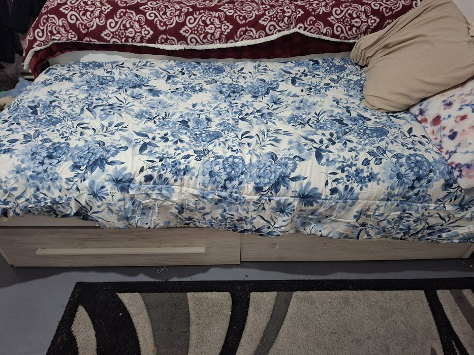 Cama com gavetao e gavetas de arrumacao