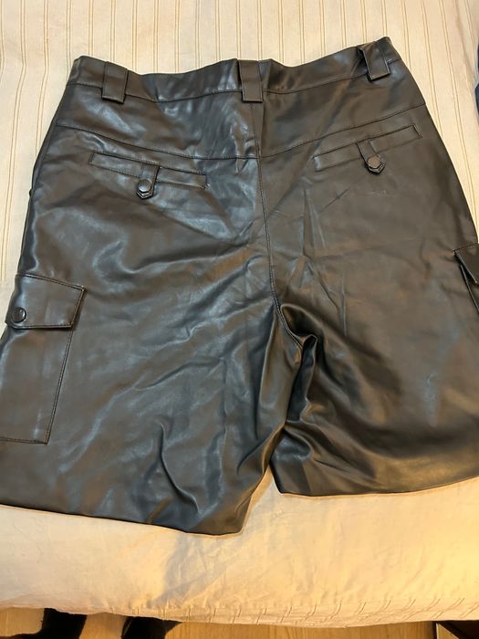 Calções couro sintético unisexo