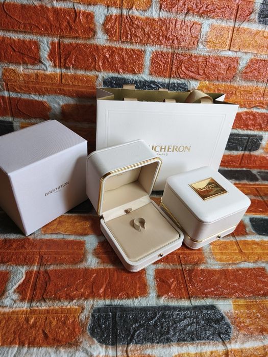 Коробка ля ювелирных изделий Boucheron.