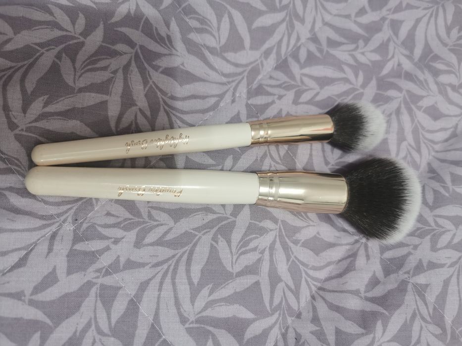 Dwa pędzle do makijażu
