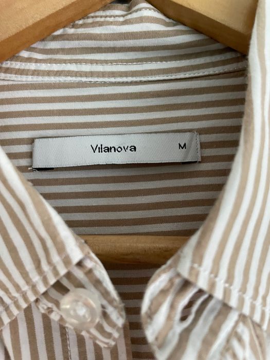 Camisa branca e bege às riscas