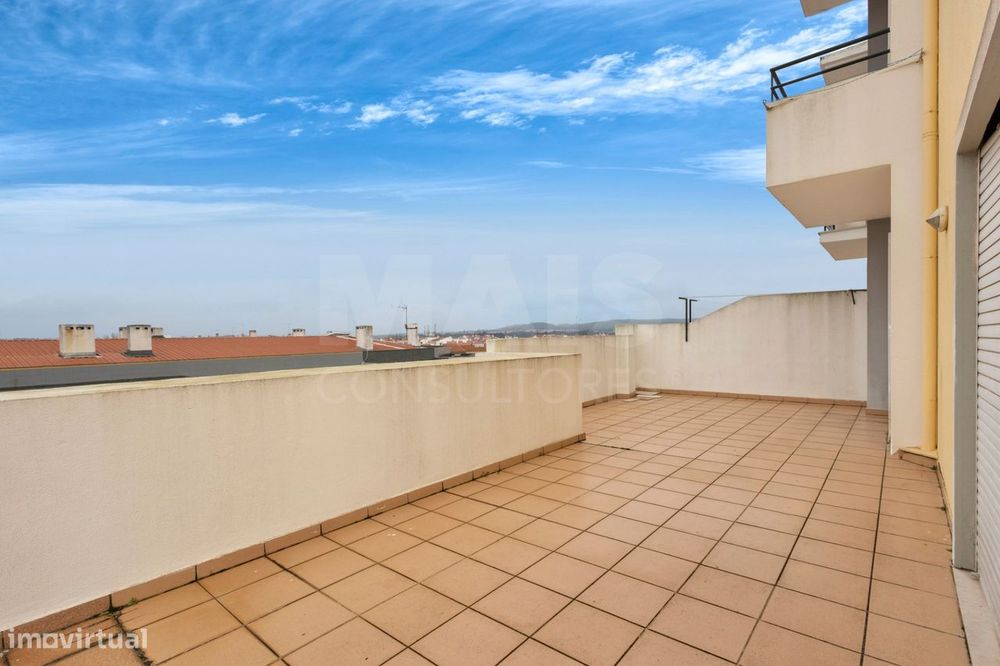 Apartamento T2  com Terraço, Garagem fechada e Arrecadação no Entro...