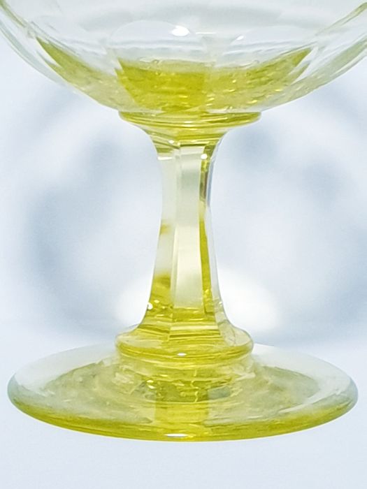 Raro antigo copo de champagne em vidro urânio