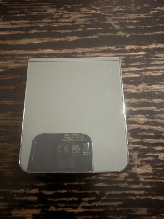 Z flip 5 …………………..