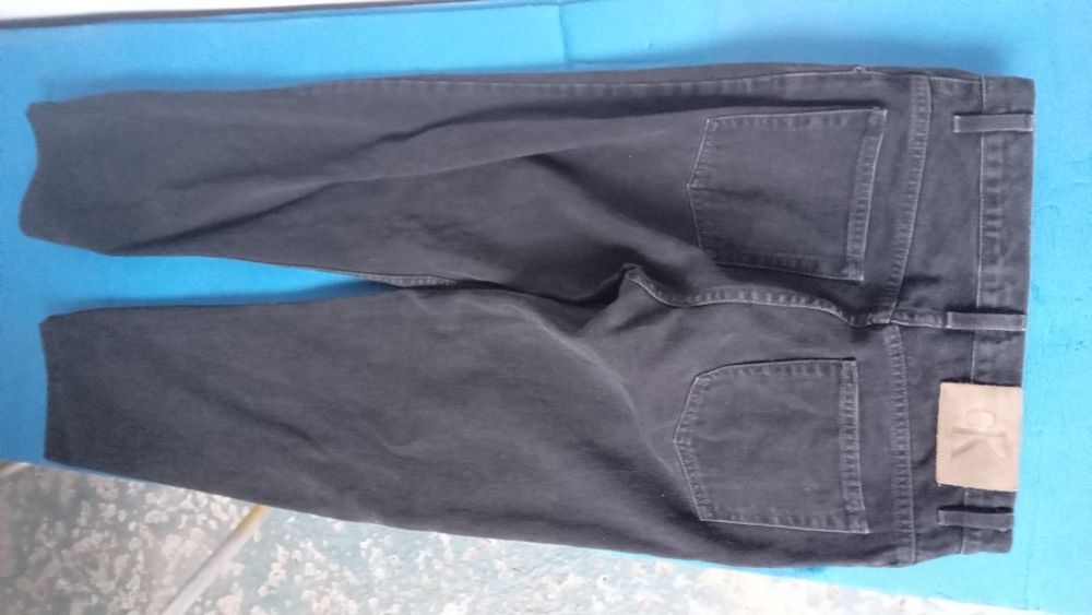 Tanio sprzedam czarne spodnie Calvin Klein, M, jak nowe, tylko 20zł.