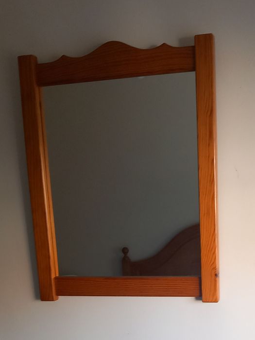 Conjunto quarto composto por cama, cómoda e espelho