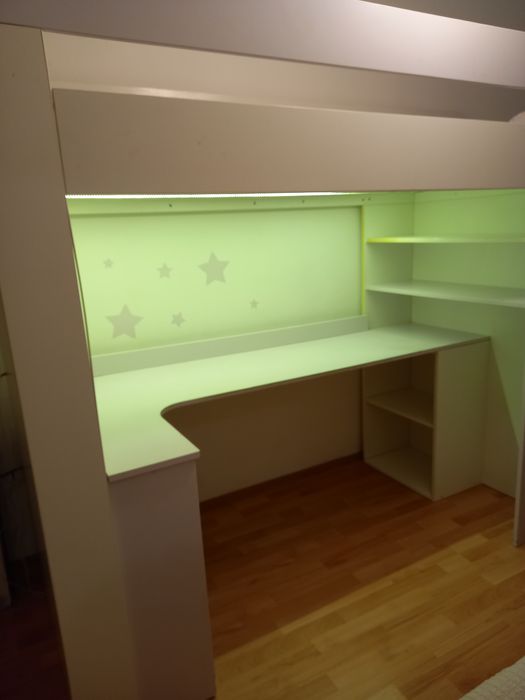 Łóżko piętrowe z biurkiem