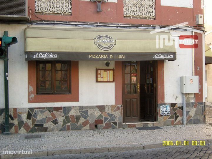 Pizzaria e Habitação no 1º andar no Centro do Montijo - Para renovar