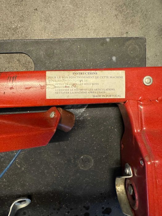 Vendo máquina de colocar rolhas em garrafões em bom estado