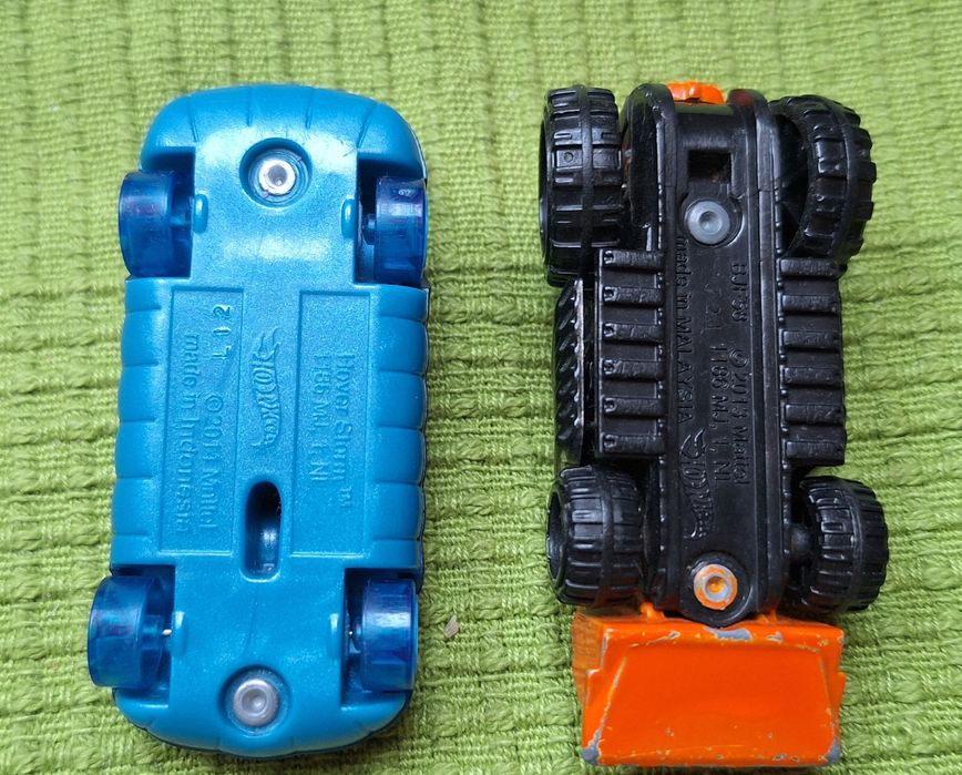 Zestaw samochodzików Hot Wheels: poduszkowiec i  buldożer
