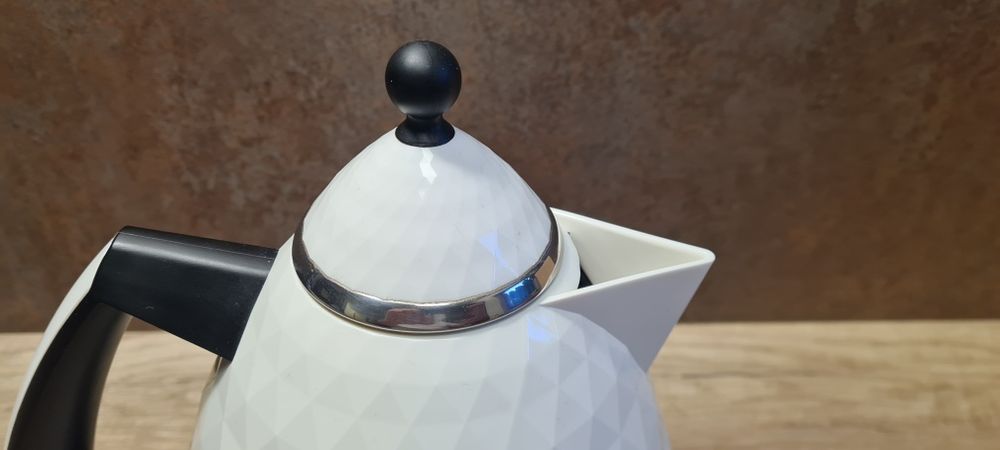 Czajnik DeLonghi Brillante 1,7l biały oryginalne opakowanie