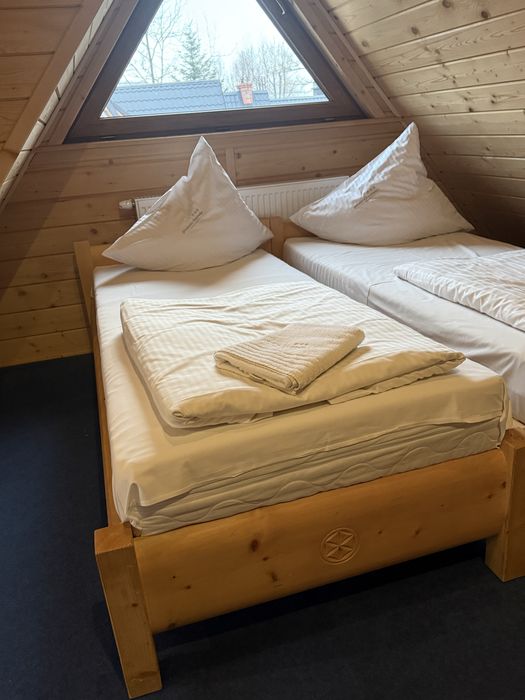 Sprzedam cztery lozka goralskie solidne z materacami