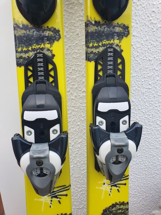 Skis, bastões e saco para transporte