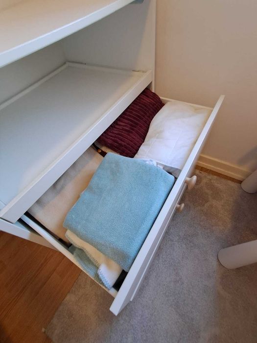 Vendo muda fraldas MYLLRA- IKEA (trocador com gavetas)