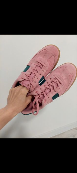 Жіночі кросівки zara