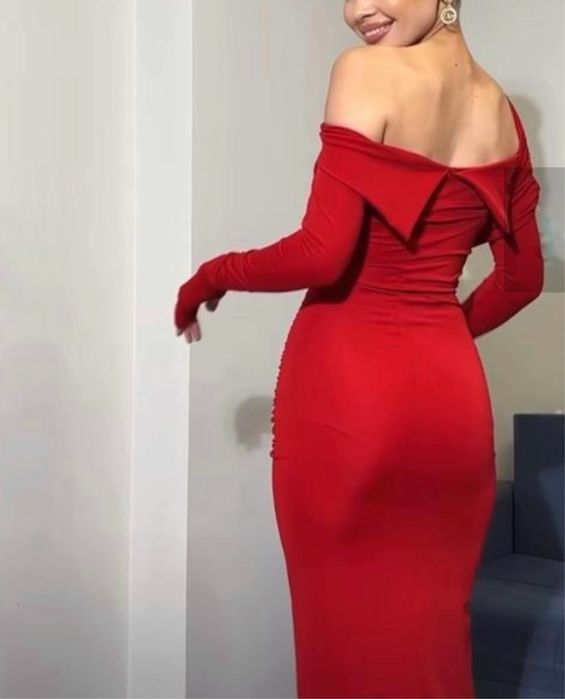 Червона сукня