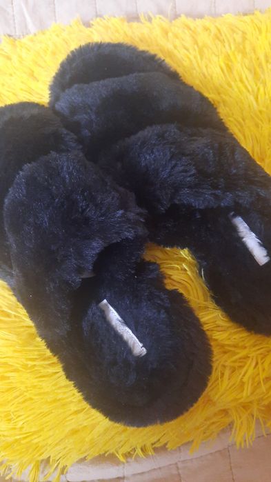 Klapki czarne z futerkiem