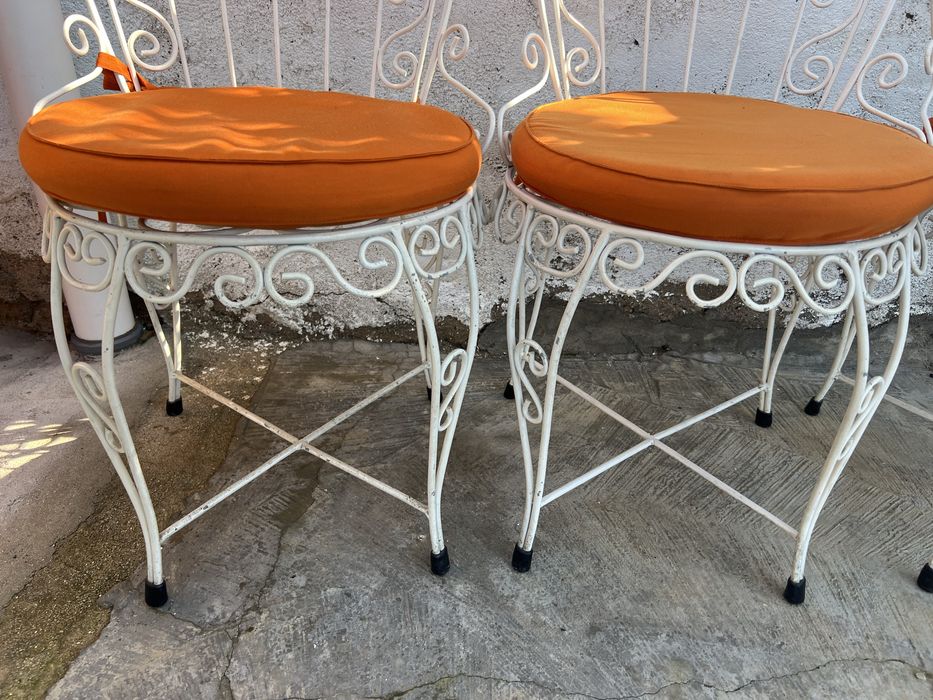 Três cadeiras de jardim em ferro