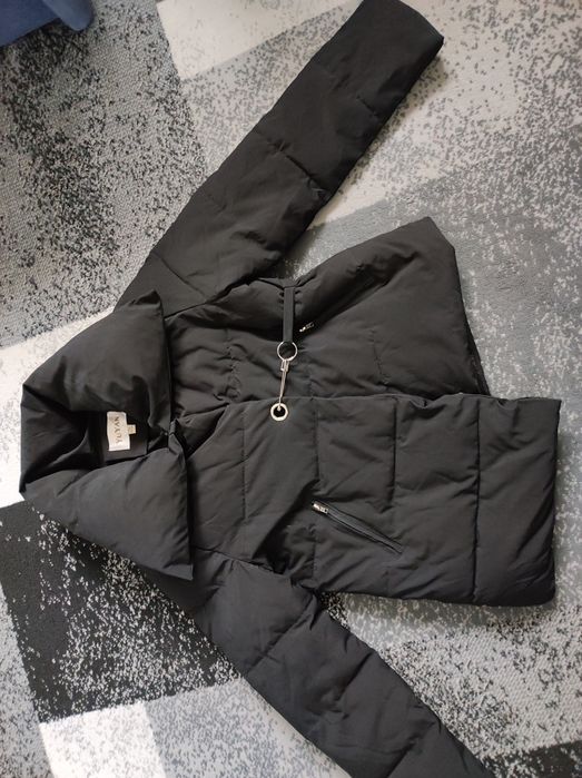 Czarna asymetryczna kurtka damska puchowa z klamrą M L