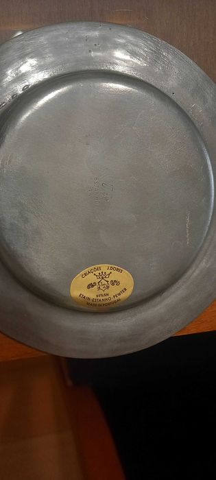 Conjunto de pratos em estanho com carimbo sobre a cidade do porto.