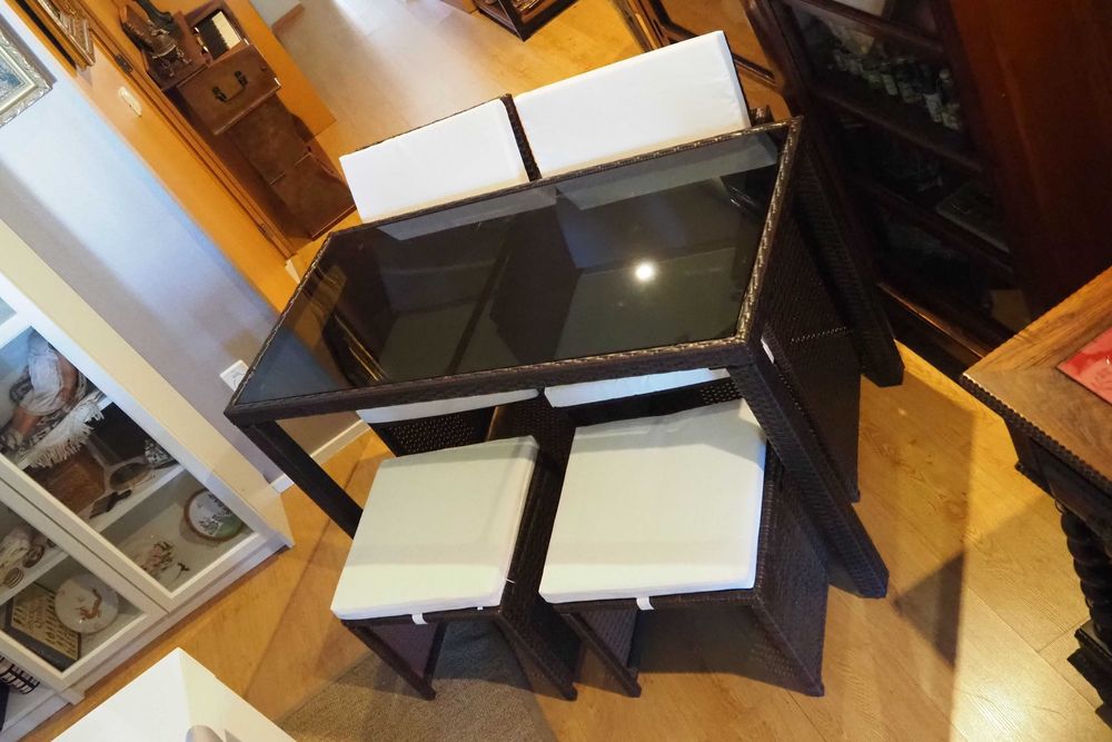 mesa, 2 cadeiras e 2 bancos em vime castanho