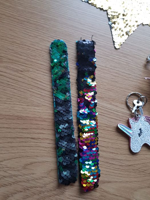 Breloczki bransoletki opaski pompony cekiny Hello kitty różności