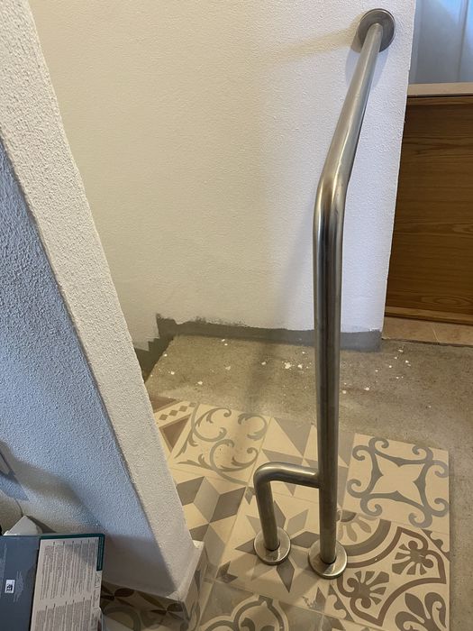 Barra de Apoio Parede e Chão em Inox Mate  da  Erix