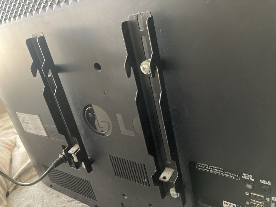 Televisao lg com apoio de parede