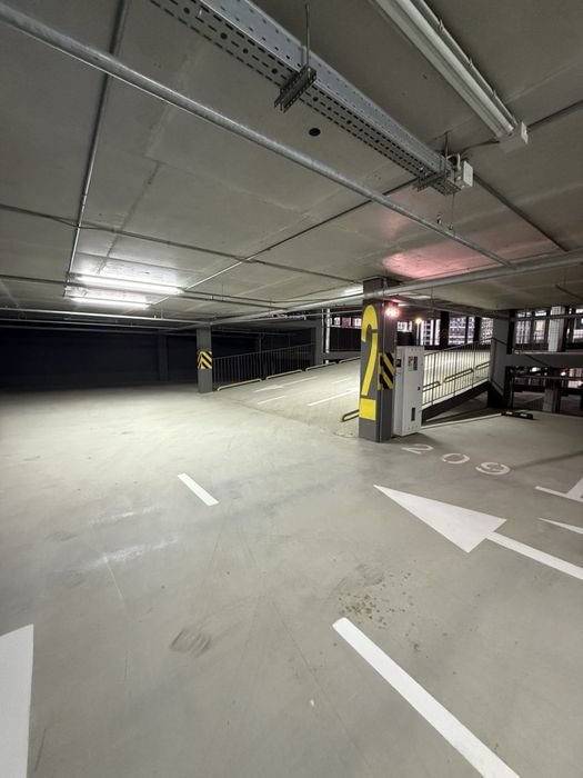 Оренда паркомісця Варшавський 3, вул. Змієнка 32