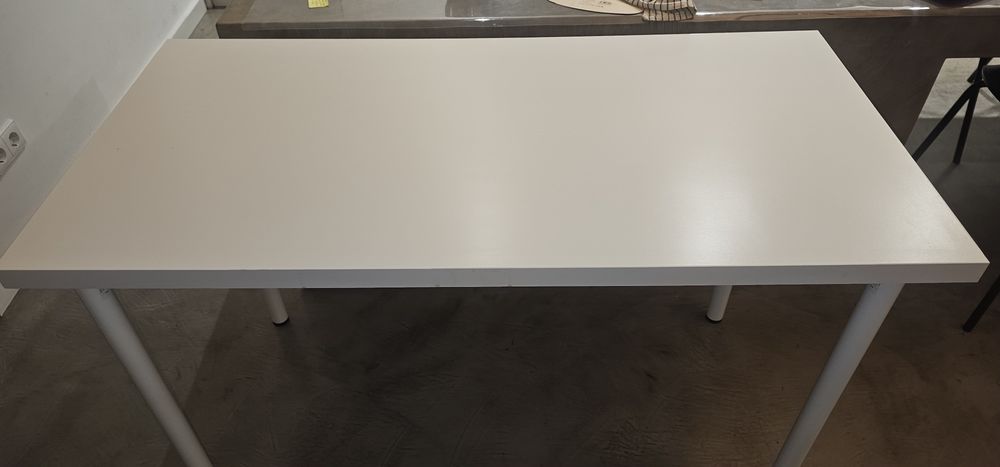 Mesa com pernas branca y  carvalho