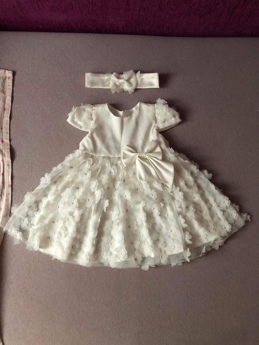 Biała sukienka na chrzest