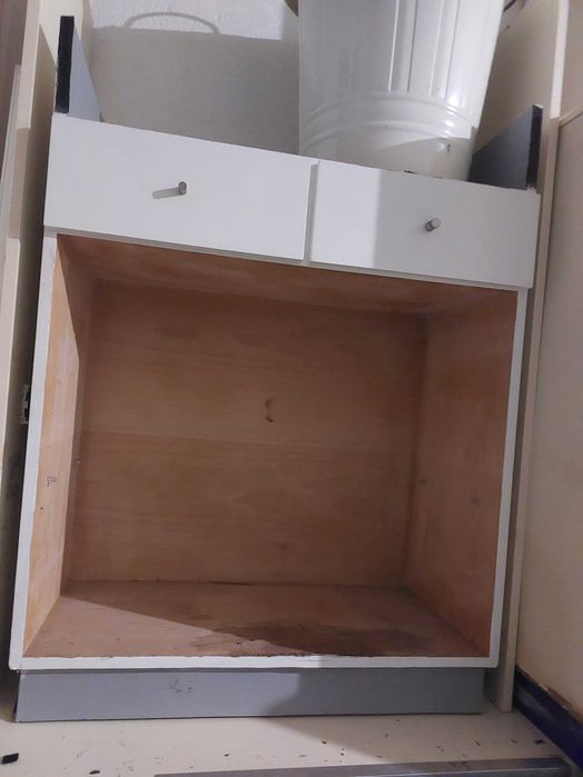 Pequeno balcão com 2 gavetas para o interior.