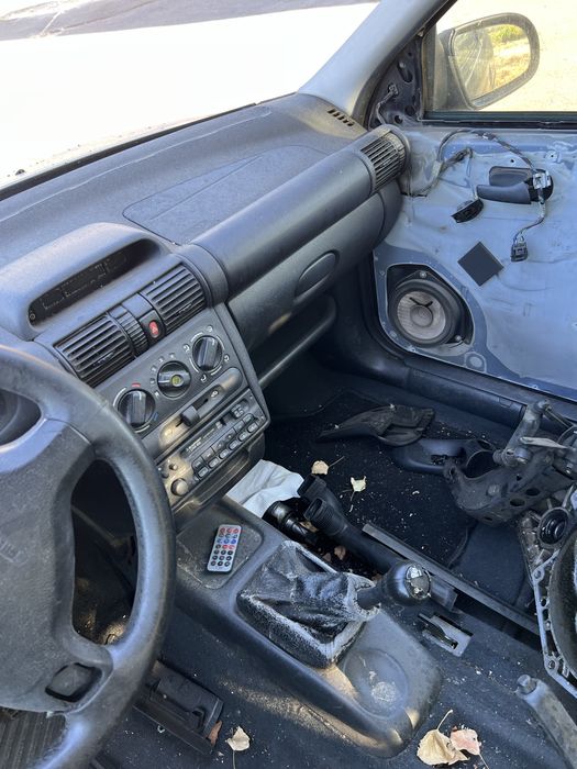 OPEL CORSA B 1.4 i 60cv année 1997 n°9 boite fusible intérieur 90483952